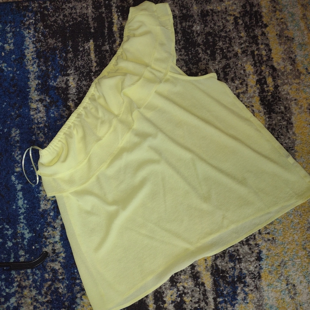 NWT Ruffled One shoulder top - Picture 4 of 4